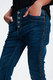 Q2 Jeans cravejados olhar de couro