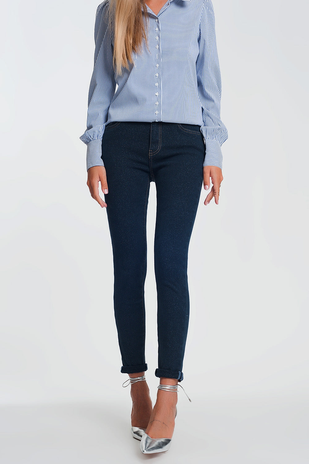 Q2 Jeans de cintura alta com lavagem escura