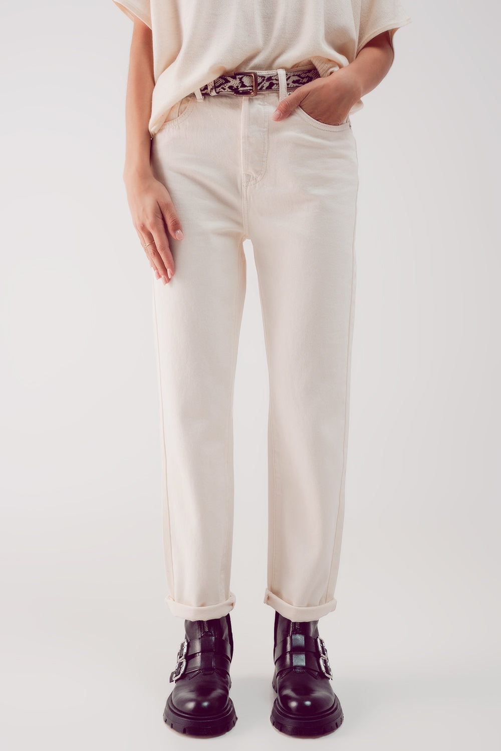 Q2 Jeans de cintura alta com perna relaxada em cru