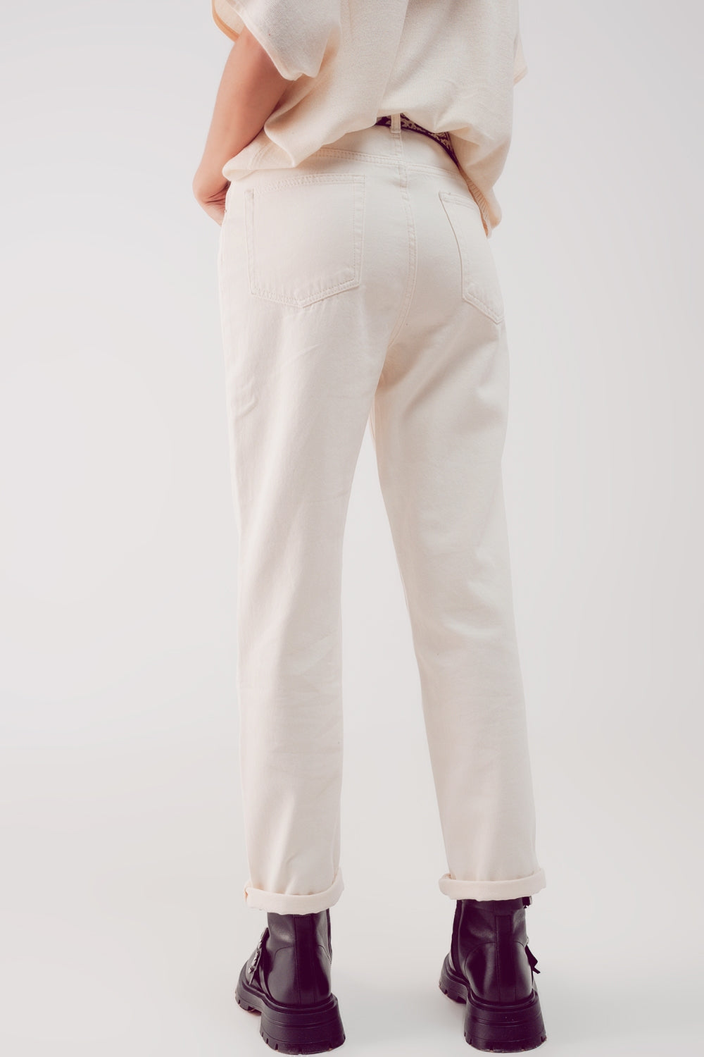 Jeans de cintura alta com perna relaxada em cru