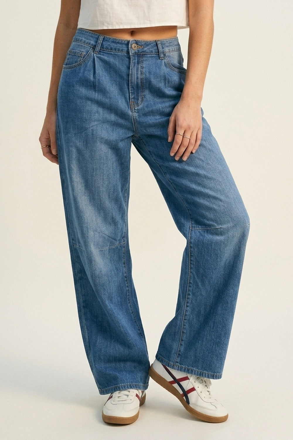 Q2 Jeans de Cintura Alta com Pernas Largas em Denim Leve com Detalhe de Costura Curva
