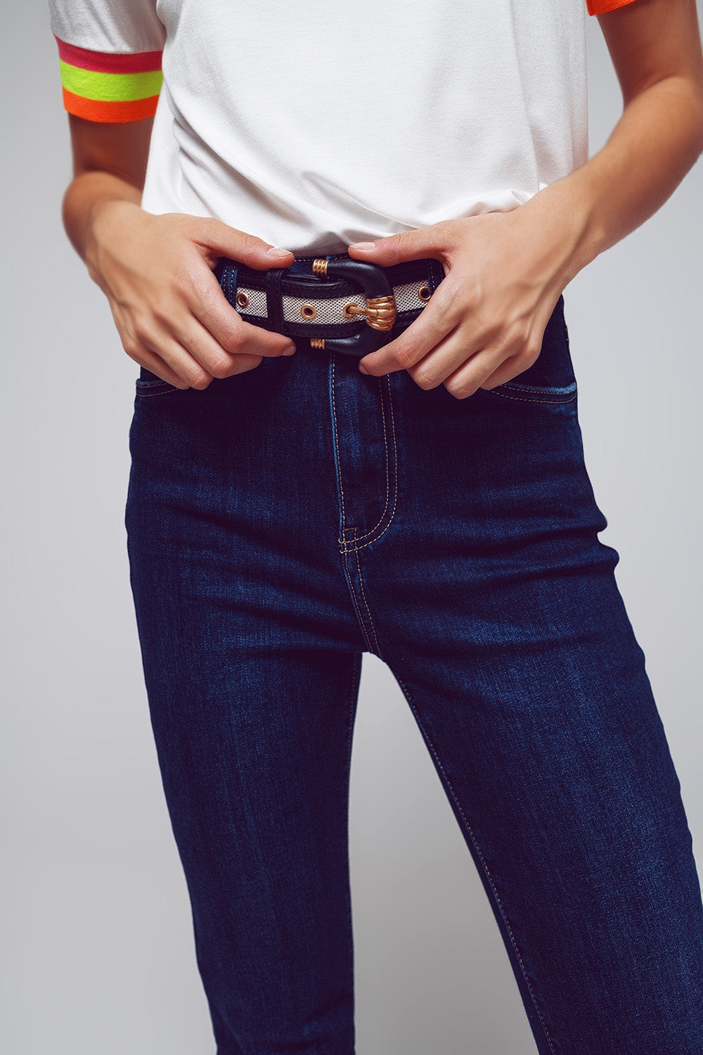 Jeans de cintura alta e boca de sino em lavagem escura