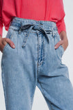 Jeans de corte reto em denim claro com cinto