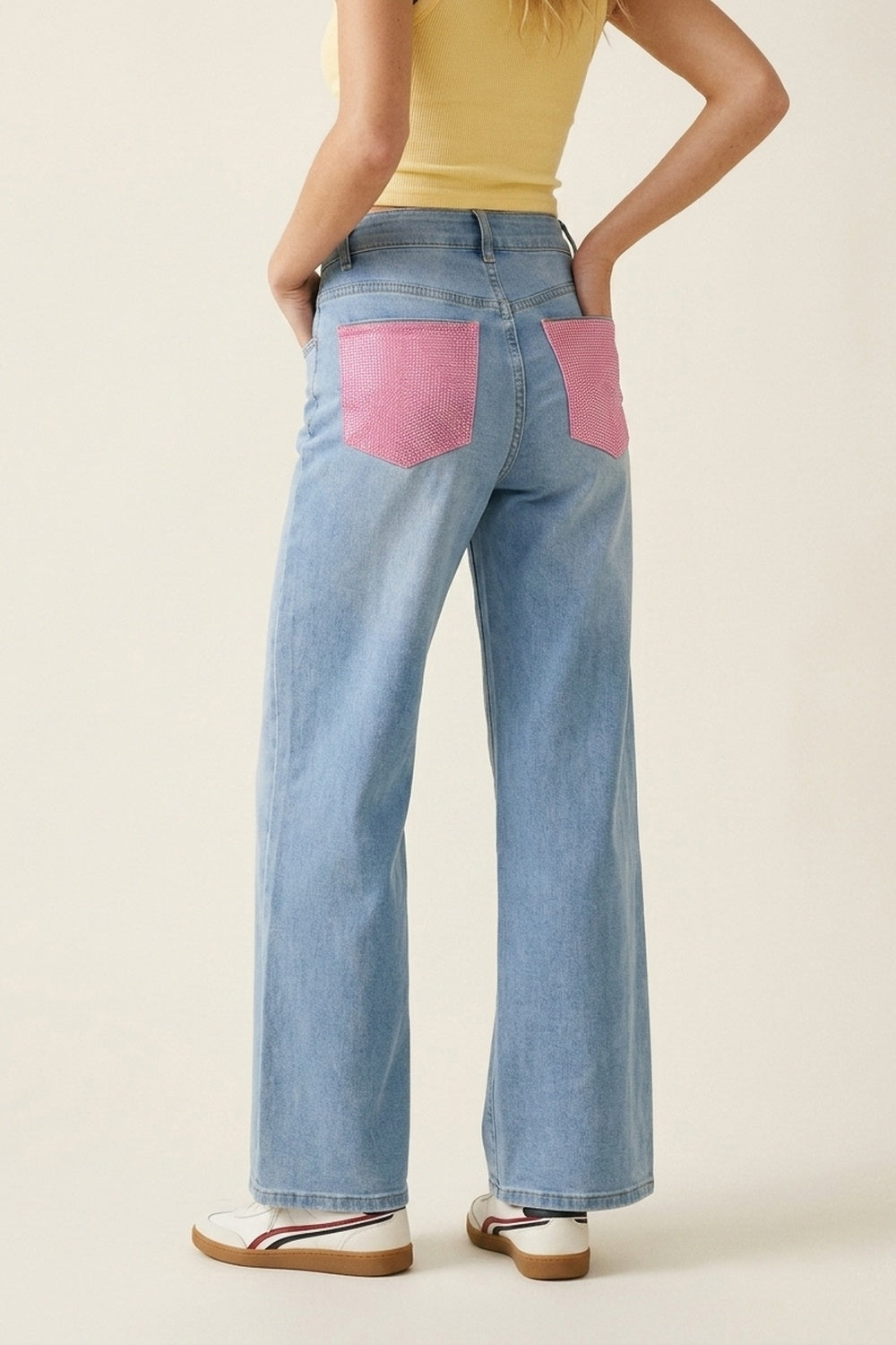 Q2 Jeans de Denim Azul Claro com Pernas Largas e Bolsos Traseiros em Strass Rosa