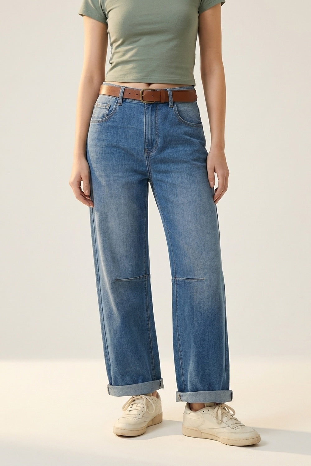 Q2 Jeans de Denim com Pernas Retas e Punhos Dobrados em Lavagem Média