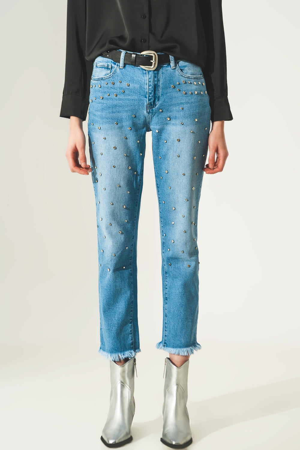Q2 Jeans de lavagem leve com adornos de strass