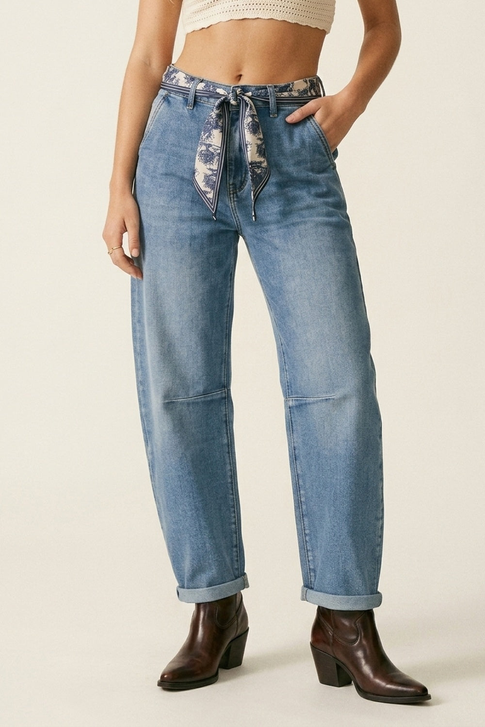 Q2 Jeans de Perna Barril com Lavagem Clara e Detalhe de Costura no Joelho