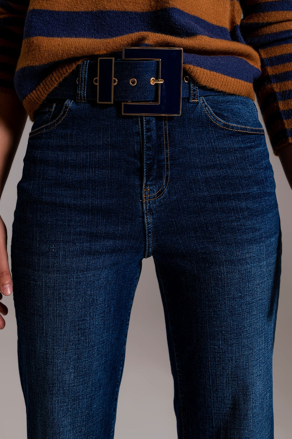 Jeans de perna larga com detalhe na barra em lavagem escura