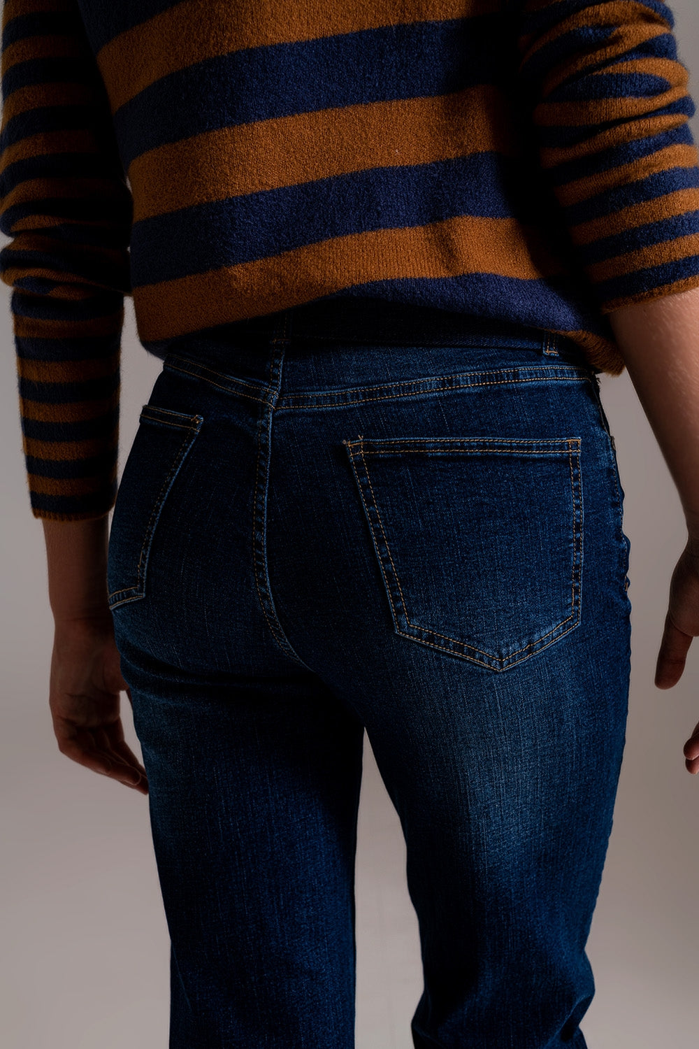 Jeans de perna larga com detalhe na barra em lavagem escura