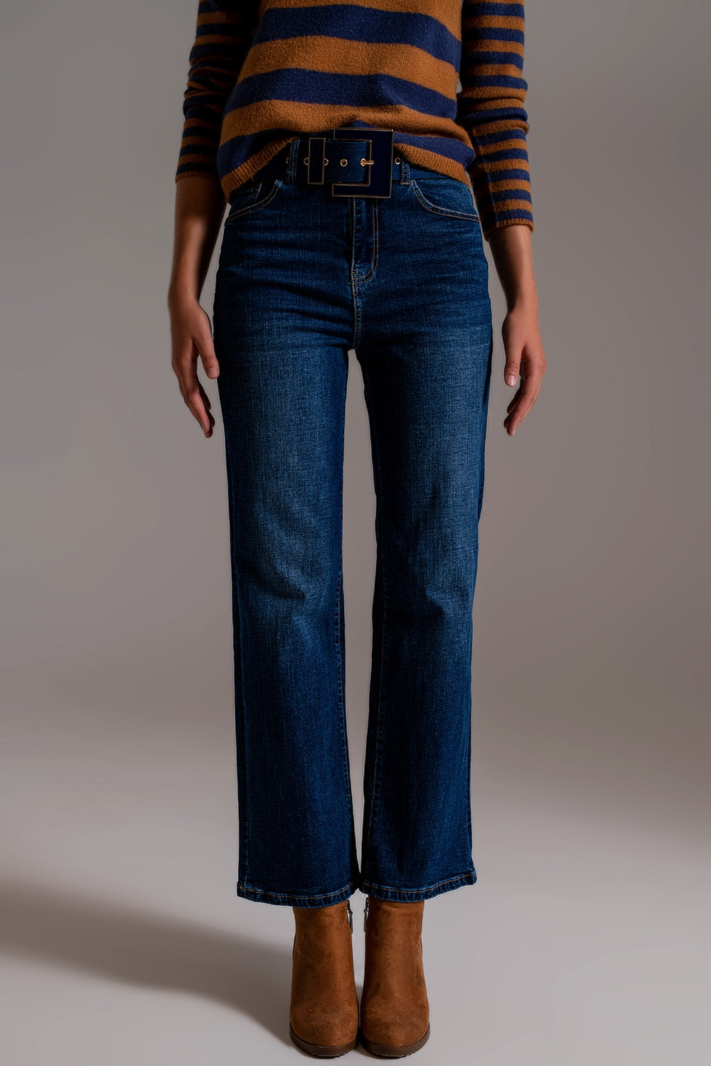 Jeans de perna larga com detalhe na barra em lavagem escura