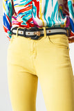 Jeans de tornozelo amarelo com rugas suaves