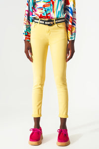 Jeans de tornozelo amarelo com rugas suaves
