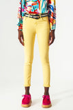 Jeans de tornozelo amarelo com rugas suaves