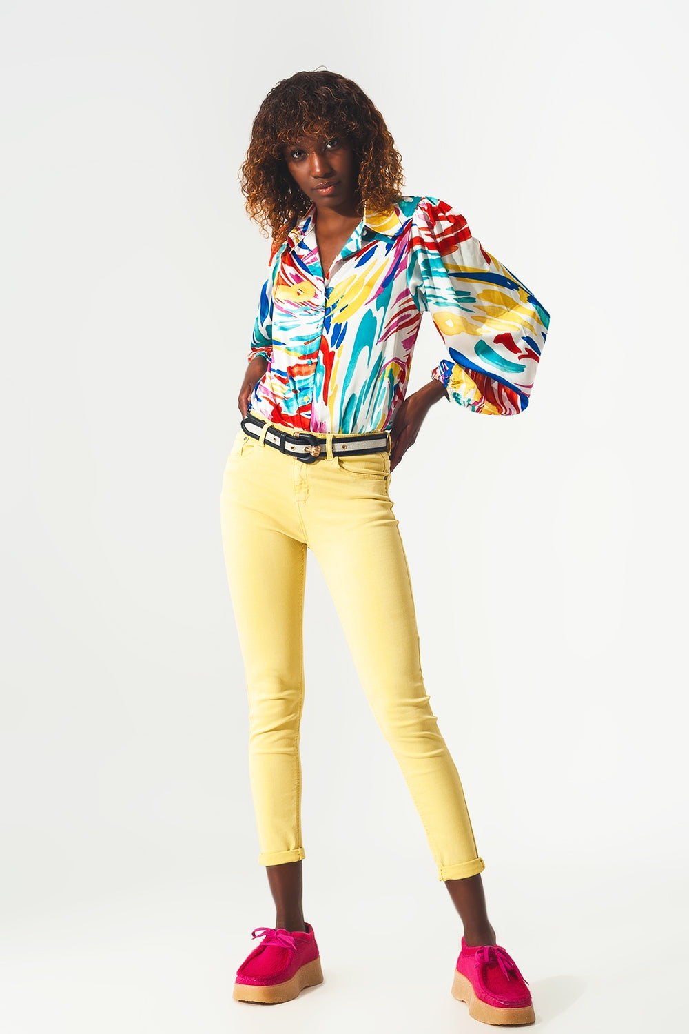 Jeans de tornozelo amarelo com rugas suaves