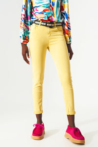 Q2 Jeans de tornozelo amarelo com rugas suaves