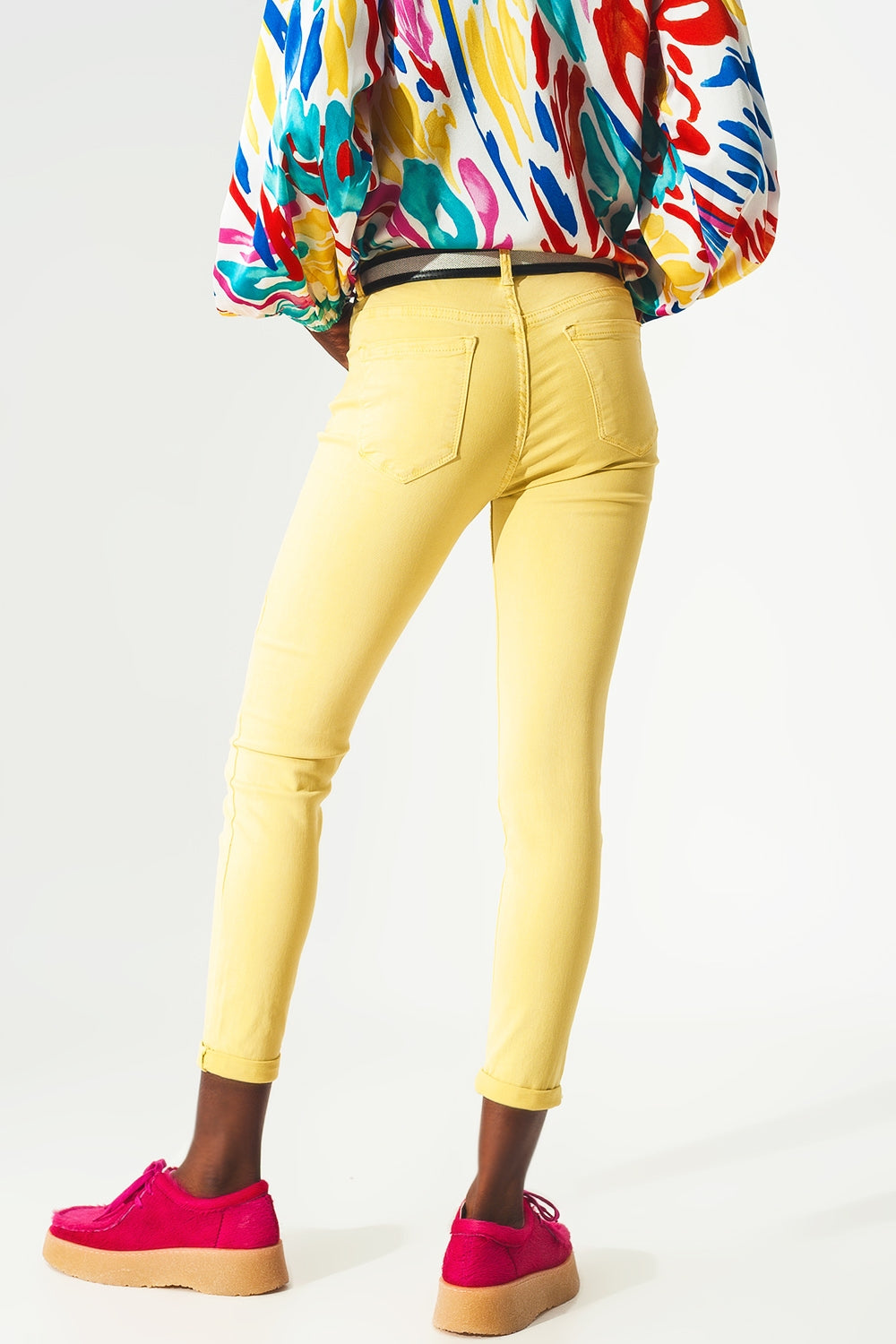 Jeans de tornozelo amarelo com rugas suaves