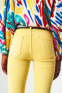 Jeans de tornozelo amarelo com rugas suaves