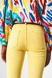 Jeans de tornozelo amarelo com rugas suaves