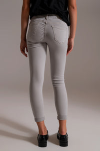 Jeans de tornozelo cinza claro com rugas suaves