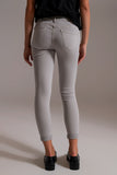 Jeans de tornozelo cinza claro com rugas suaves