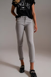 Jeans de tornozelo cinza claro com rugas suaves