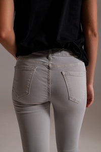 Jeans de tornozelo cinza claro com rugas suaves