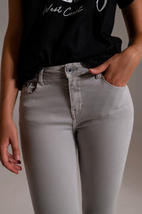 Jeans de tornozelo cinza claro com rugas suaves