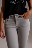 Jeans de tornozelo cinza claro com rugas suaves