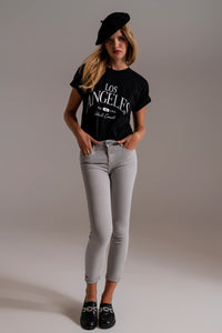Jeans de tornozelo cinza claro com rugas suaves