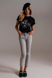 Jeans de tornozelo cinza claro com rugas suaves
