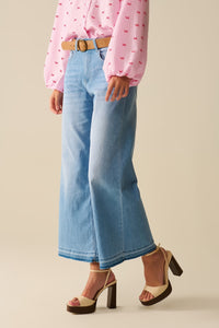 Q2 Jeans de tornozelo com perna larga e lavagem clara