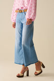 Q2 Jeans de tornozelo com perna larga e lavagem clara