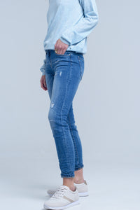 Jeans de tornozelo com rip e reparo