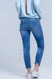 Jeans de tornozelo com rip e reparo