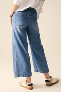 Jeans dritti con tasche posteriori sul davanti
