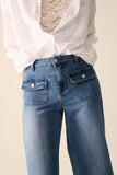 Jeans dritti con tasche posteriori sul davanti