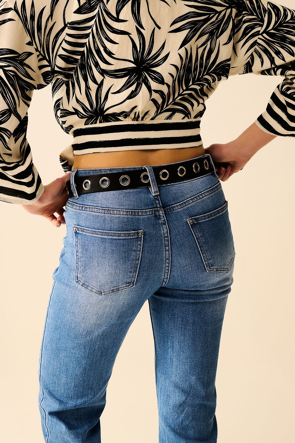Jeans elásticos de denim em lavagem média