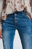 Jeans enrugados borfriend com detalhes rasgados