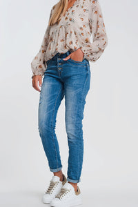 Jeans enrugados borfriend com detalhes rasgados