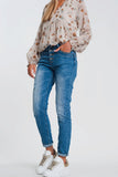 Jeans enrugados borfriend com detalhes rasgados
