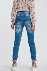 Jeans enrugados borfriend com detalhes rasgados