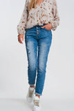 Q2 Jeans enrugados borfriend com detalhes rasgados