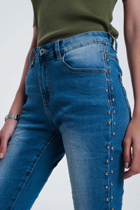 jeans enrugados com pregos