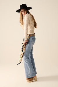 jeans flare de lavagem clara feitos de denim de alta qualidade