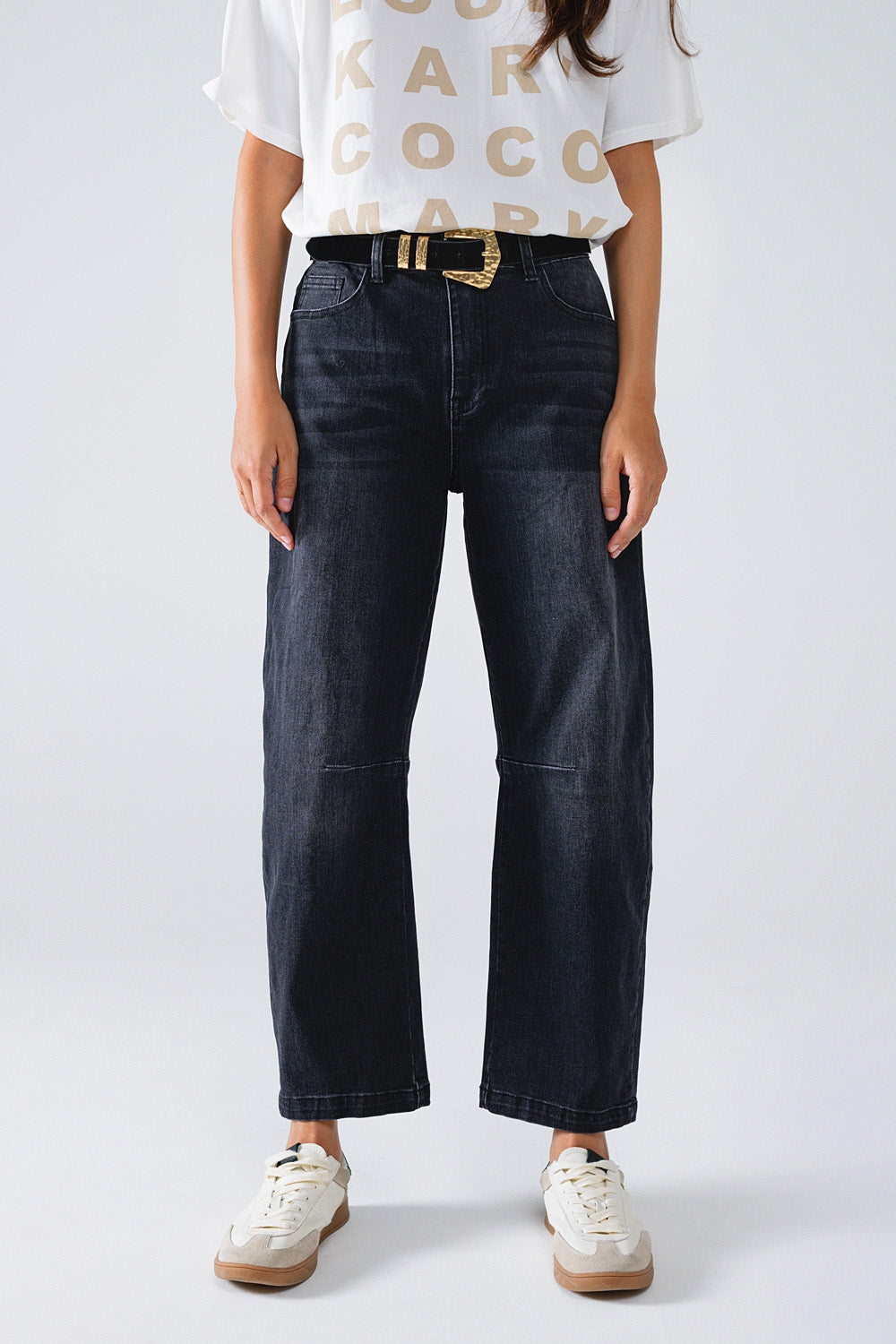 Q2 Jeans pretos retos com detalhe de costura