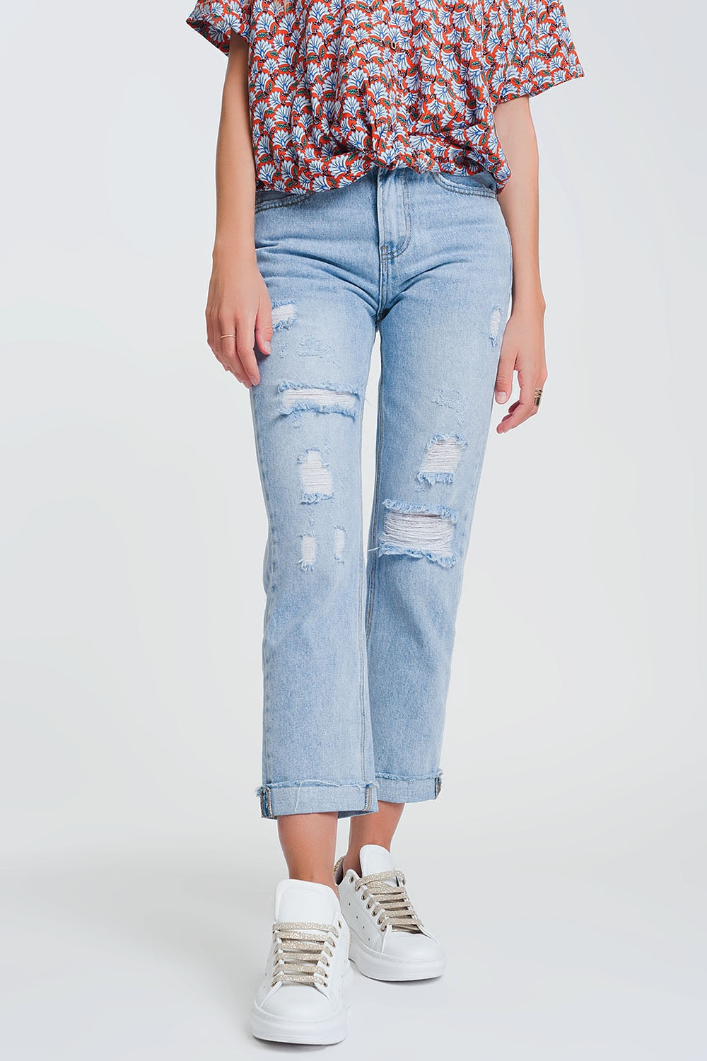 Q2 Jeans rasgados straight em denim claro