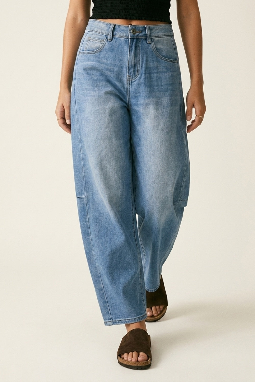 Q2 Jeans Relaxados de Perna Larga em Denim Azul Claro com Costura Lateral