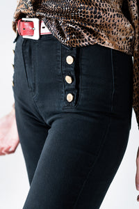 Jeans reto com botões dourados na lateral em preto