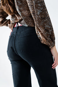 Jeans reto com botões dourados na lateral em preto