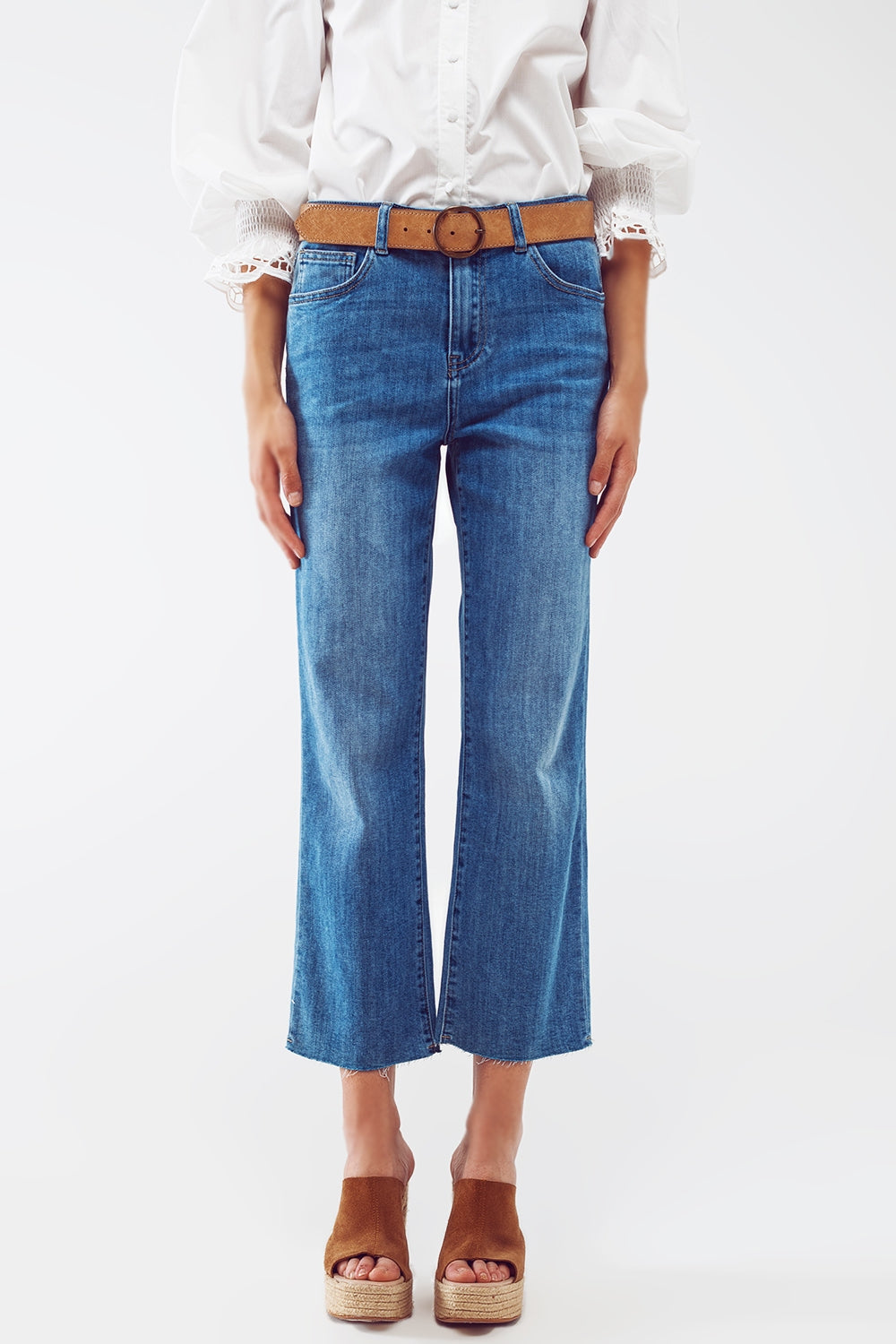 Q2 Jeans reto com lavagem média e bainha crua em azul